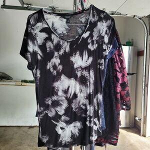 Simply Vera Wang Women’s Med Black & White Floral Print Short Sleeve Soft Tee